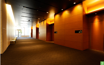 3.ホール入り口（2012年8月撮影）
